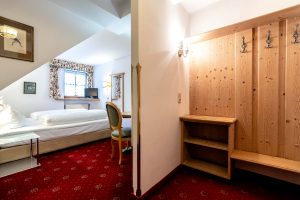 Doppelzimmer mit Garderobe